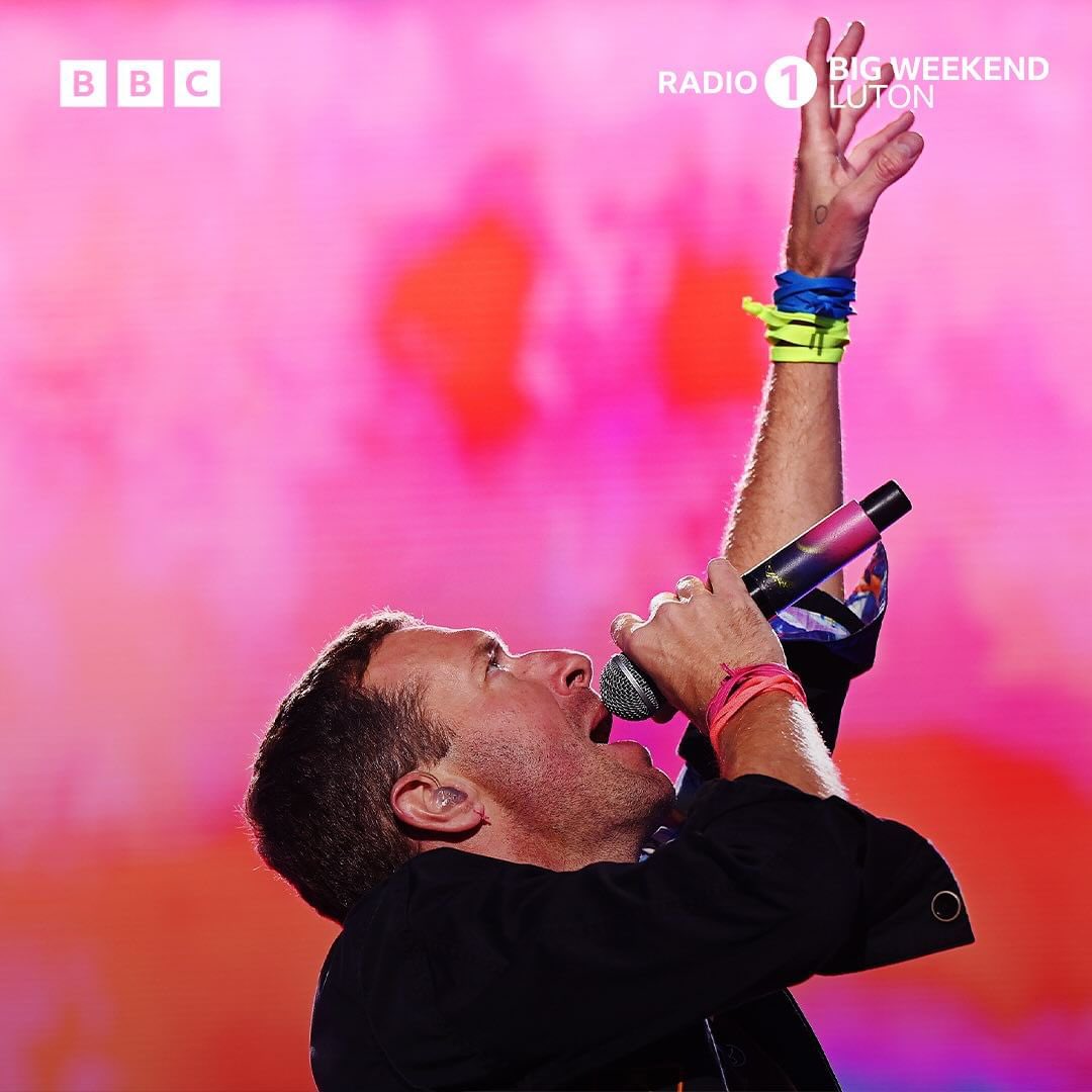 coldplayxtra's tweet image. Some great photos of Coldplay and Sabrina Carpenter on stage at #BigWeekend 🌙📻1️⃣ 

📸 @BBCR1