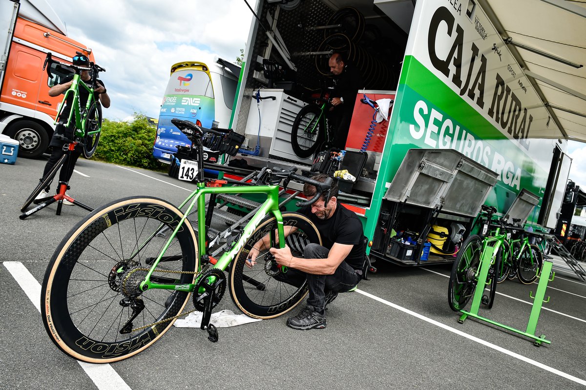 🇨🇵 Muy cerca de cerrar con victoria cuatro días intensos y de mucho nivel en Boucles de la Mayenne. Gorka Sorarrain finalizó segundo la etapa final de la ronda francesa. 📸 Sprint Cycling / #Boucles53 #SúmateAlVerde 💚