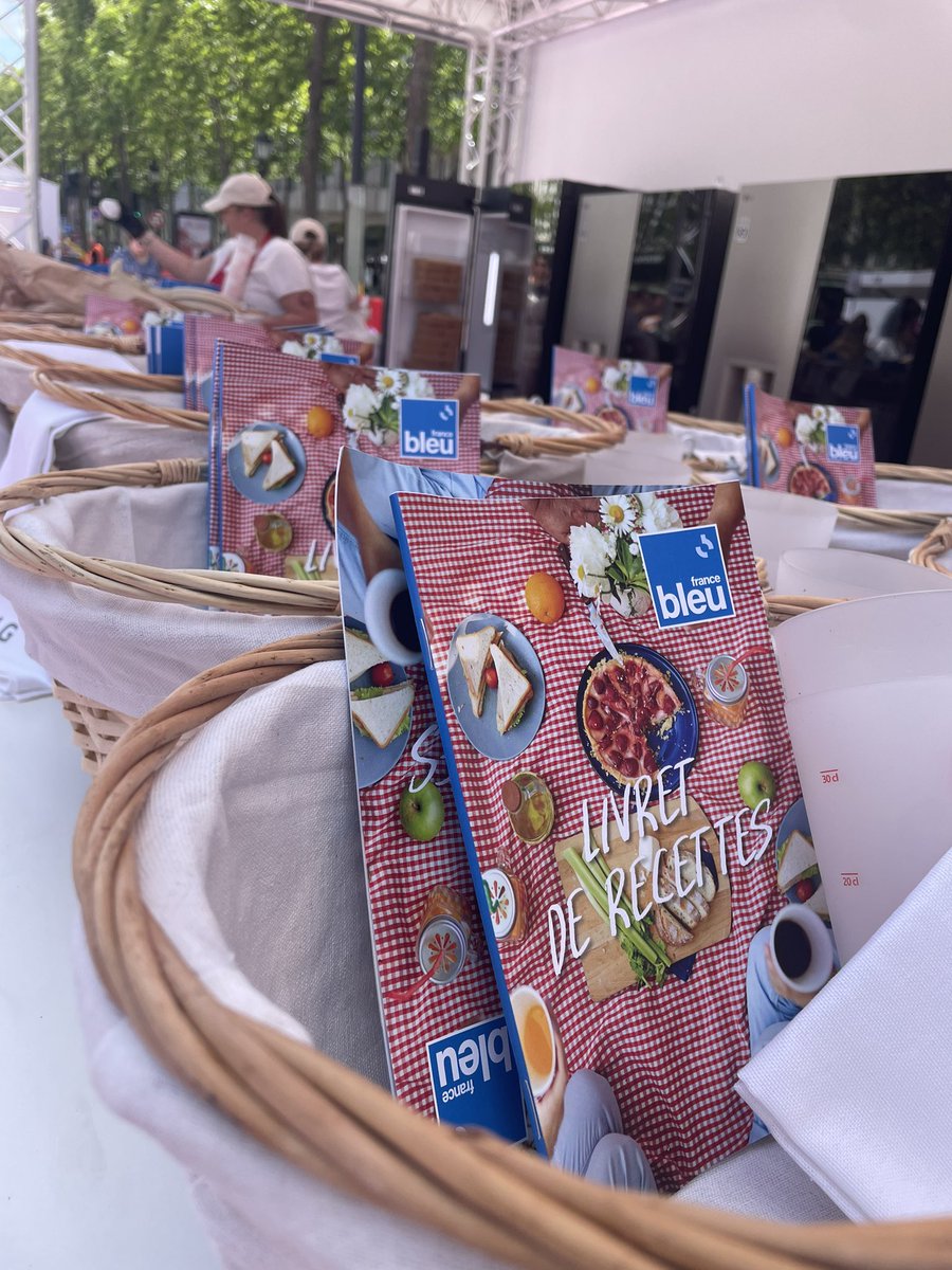 k_olmer's tweet photo. The world’s largest picnic, 🧺 216 meters of #vishi red and white squared tablecloth - a world #culinary record. Here at the heart of #gastronomia #paris #cheflife https://t.co/nah4LZc1e9