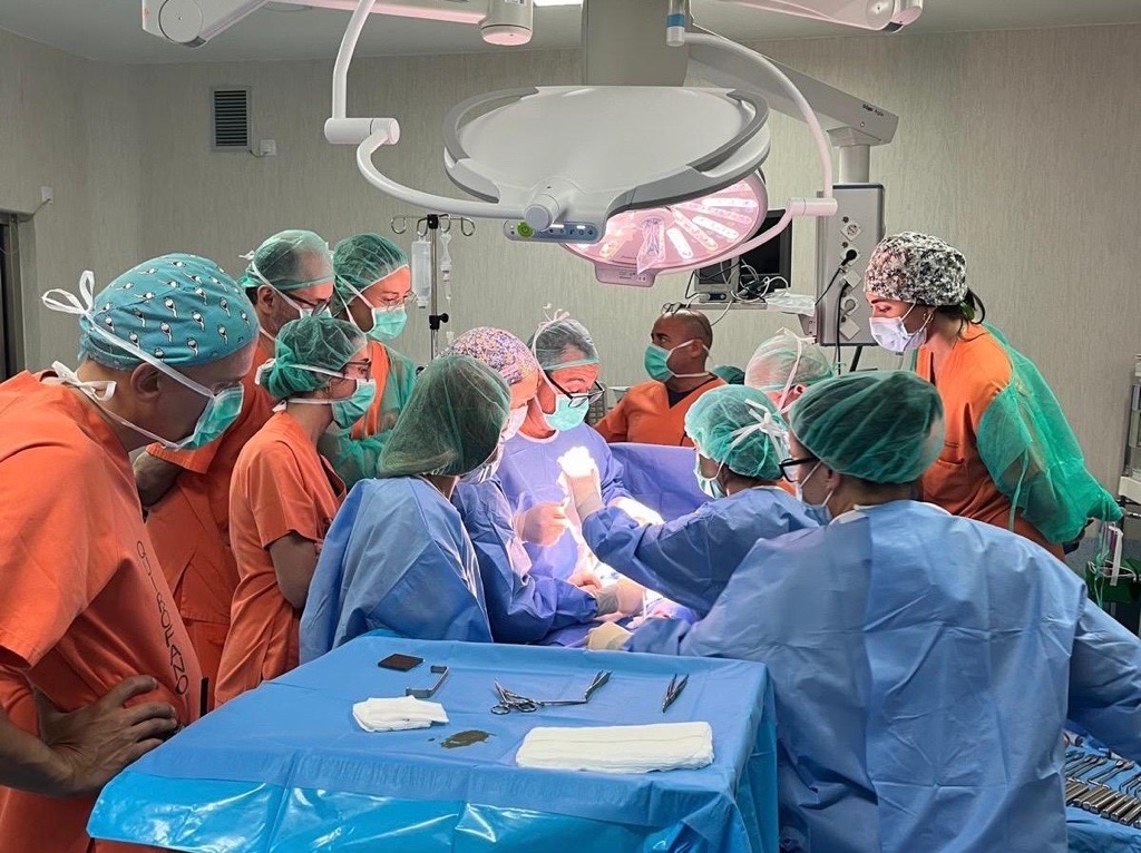 EspanaIu's tweet photo. Terminamos la semana con el éxito de la 10ª edición del Curso de Cirugía Pélvica impartido en el Hospital de Henares por el Dr. Manuel Fernández Arjona y su equipo, el Dr. Mariano Rosselló y la Dra. Meritchell Costa
#DisfuncionErectil #IncontinenciaUrinaria #ColoplastSolutions https://t.co/HopnkmWzAW