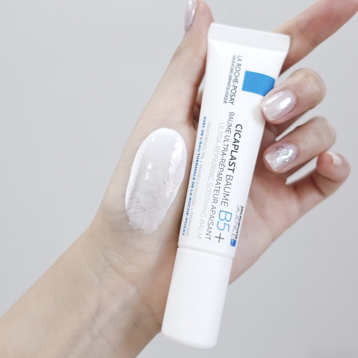300 บาทมีทอน Skin barrier หนึ่งเดียวที่จะป้ายยาตอนนี้คือ la-roche posay cicaplast baume B5+ นางช่วยซ่อมแซมผิวดีมากกกก ไม่ว่าจะไปแพ้อะไรที่ไหน ทำหัตถการอะไรมา ต้องมาจบที่ตัวนี้ นางมีไซส์ใหม่ออกมาแล้วด้วย 15 ml. ขายที่วัตสันเท่านั้น เห็นจัดโปรอยู่เหลือหลอดละ 285.- บาท ไปลองๆ