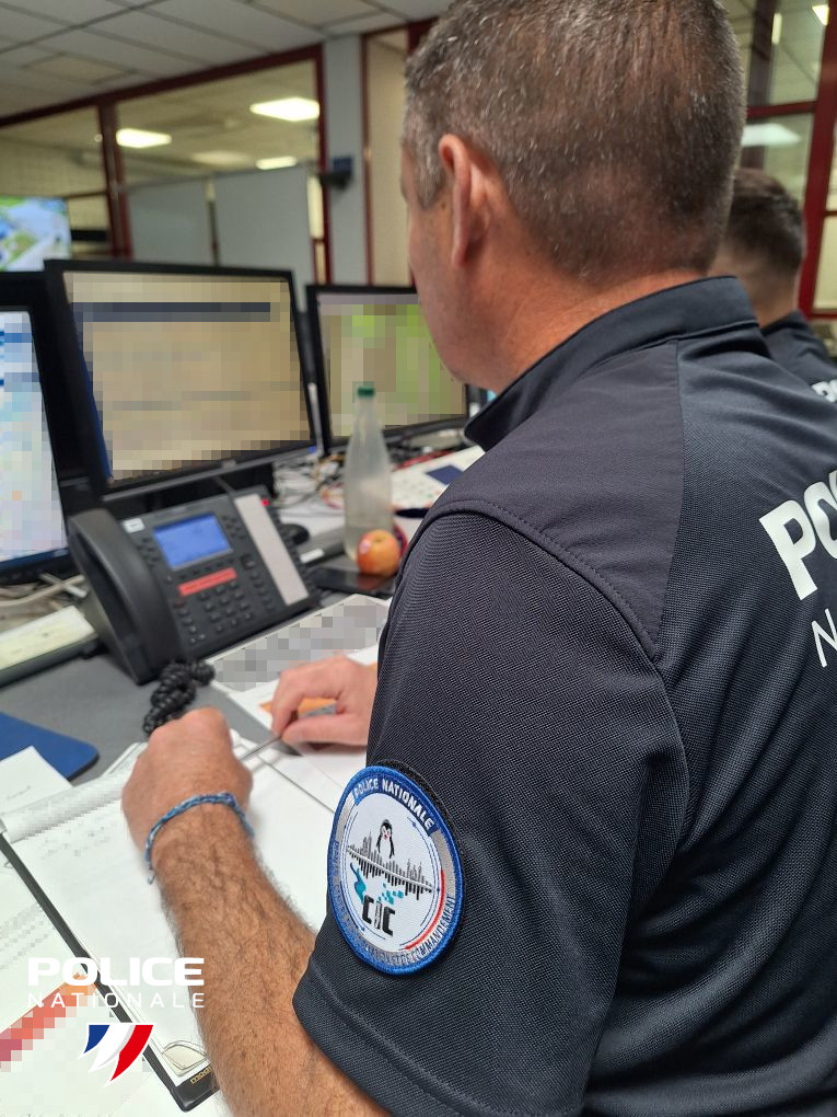 #àlinterieurdesjeux| En vue de la préparation des #JOP2024, les policiers du Rhône ont participé le 23 mai dernier à un exercice de sécurité civile qui a eu lieu à la salle @LDLC_Arena situé à Décines🚔🚒🏥
Les #Policiers du Rhône restent engagés au quotidien pour vous protéger !