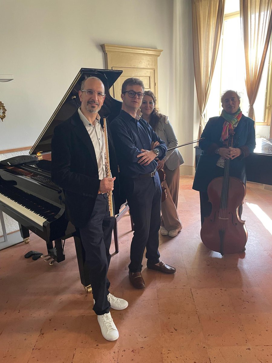 Il 29 maggio, alle 18, nella ‘Sala degli Specchi’ dell’Accademia dei Rozzi andremo in scena nel concerto con protagonisti i nostri Maestri: Luciano Tristaino, al flauto, Margherita Di Giovanni, alla viola, Veronica Lapicciarella, al violoncello, e Matteo Fossi, al pianoforte.