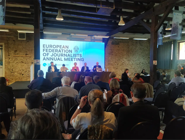 Los periodistas europeos aprueban por unanimidad la moción de la FAPE para la liberación y juicio con garantías a Pablo González. La Asamblea de la Federación Europea de Periodistas también aprobó apoyar acciones inmediatas de protesta en España y Polonia fape.es/los-periodista…