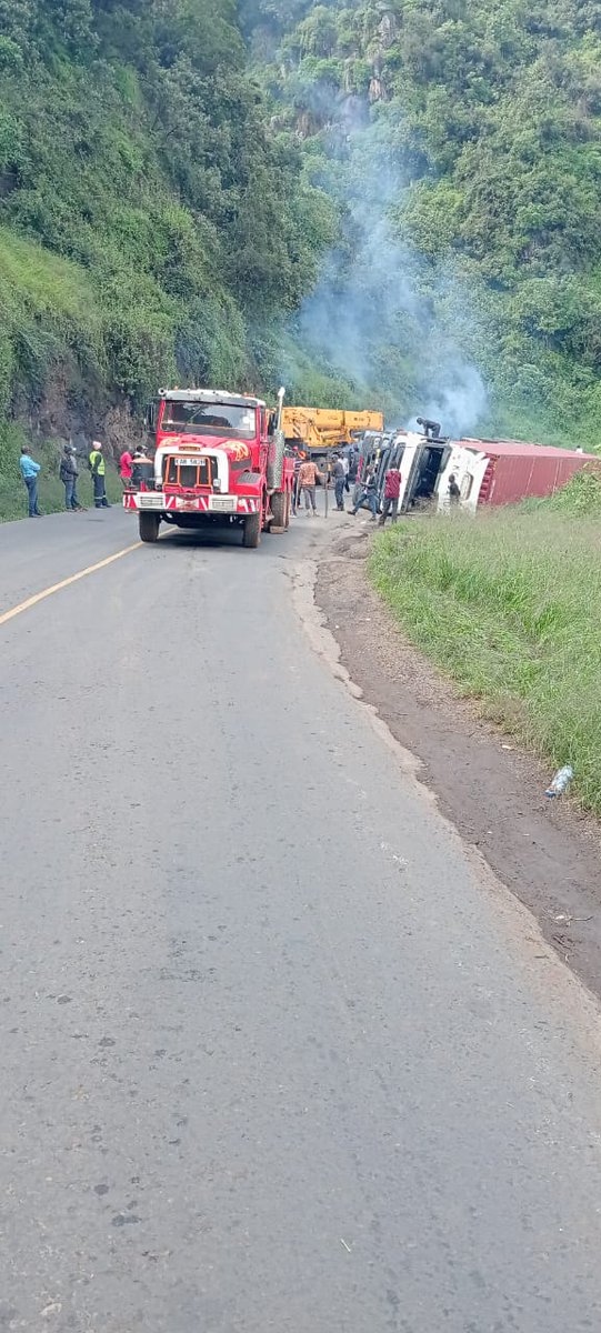 *Road and Traffic Report:* Mai Mahiu- Nairobi Road. Crane and recovery team at scene. Expect delays
@AmbatiLucy
@DorothyOda48789
@C_NyaKundiH @Ma3Route @Alidayib303 @musau_jm @LMwongera