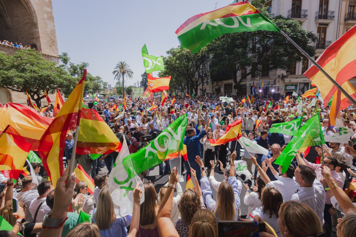 Banderas en alto, sin miedo a nada ni a nadie. ¡Adelante por España! ¡A inundar las urnas de papeletas rojigualdas este #9J! #NosVanAOír 💪🇪🇸
