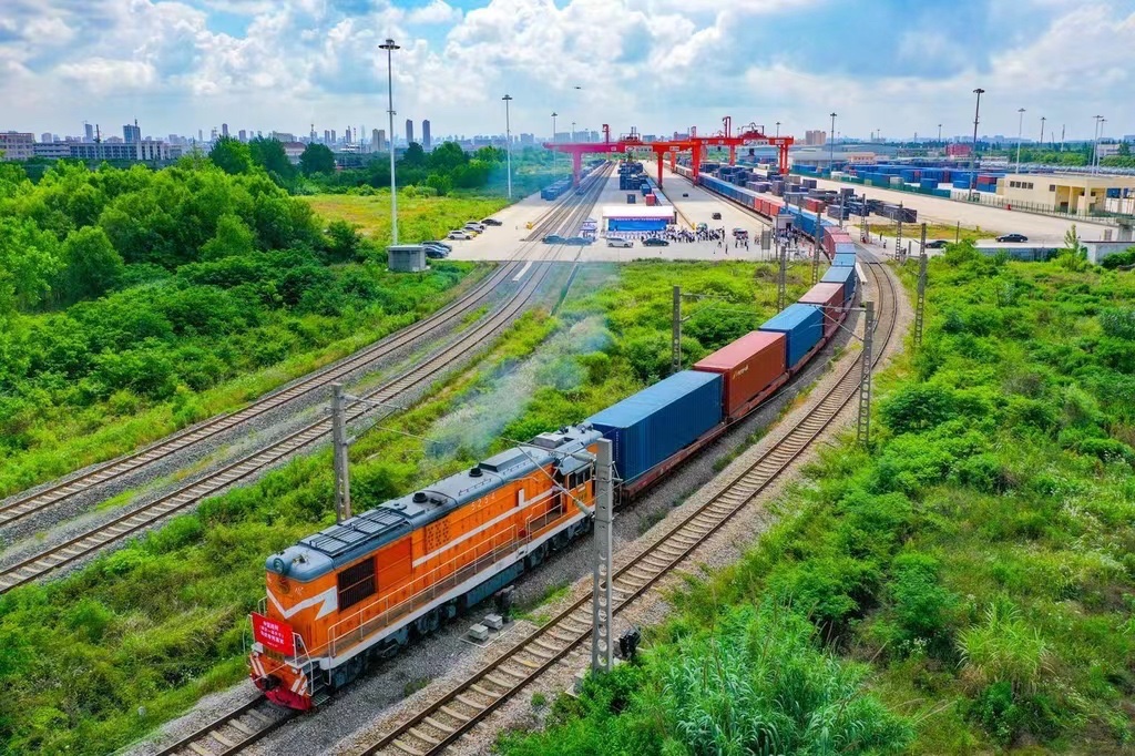 🚂A solar panel train from #Wuhan #Hubei province to the #Uzbekistan capital of #Tashkent set off on May 23, marking a new chapter in green logistics. 

🌿This 5,200 km journey will boost global green energy efforts and highlight Wuhan's position as a logistics hub. #GreenEnergy