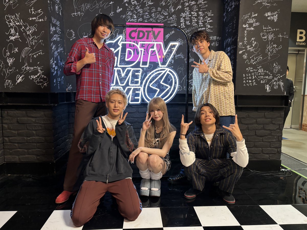 VictorMusic's tweet photo. #ヤングスキニー

本日 #CDTVライブライブ 生出演！！

#戦慄かなの さんと一緒に「ベランダ feat. 戦慄かなの」をフルサイズテレビ初披露🎤 

🎥https://t.co/e7spB8c3yH  
🎧https://t.co/MYJ6Rj0Xg5

是非リアルタイムで応援よろしくお願いします！

@yang_skinny @TBSCDTV https://t.co/LkEhyaFkLb