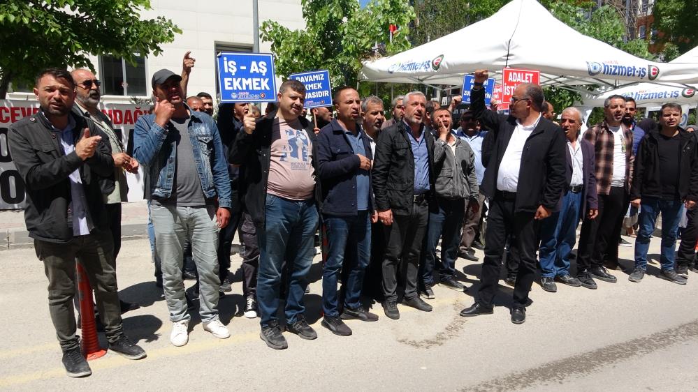 Van’da belediyeden çıkarılan çok sayıda işçi İpekyolu Belediyesi önündeki eylemlerini 25 gündür sürdürüyor.