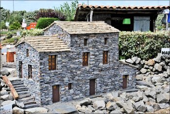 La maison typique en Hte-Corse (ici en miniature) était presque tjrs rectangulaire avec ses 3ou 4 niveaux, en hte Corse le toit était en lauzes.
Elle prolonge la roche où elle repose.
(au rdc, huile, vin, l'âne..
L'escalier 'perron' permettait d'atteindre le niveau d'habitation)