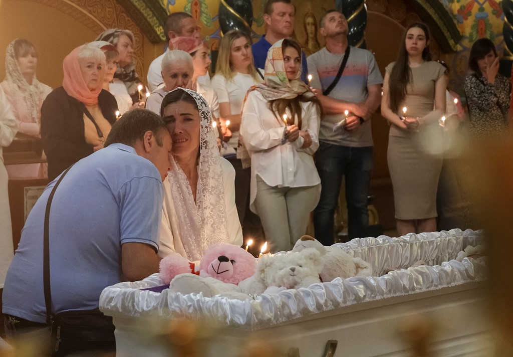 #LetUkraineStrikeBack: If you tolerate this, then your children will be next..

The funeral in Odesa of Zlata Rostochil. Just 5-years-old, she was seriously wounded in a Russian missile strike and later died. R.I.P little one. news.sky.com/story/ukraine-…