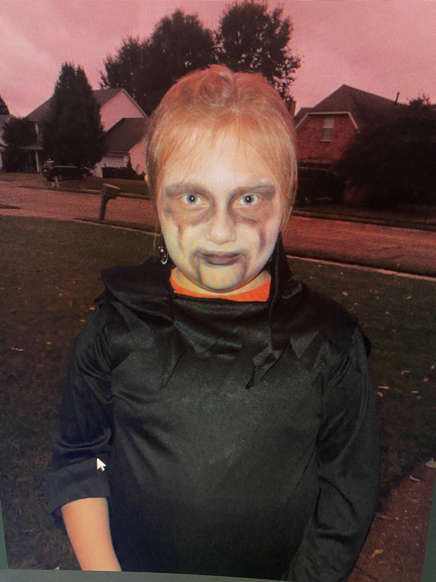 brokebackzombie's tweet photo. i was looking through childhood pics and this halloween look is truly something i’ll never be able to recreate https://t.co/8BBqXN8j1r