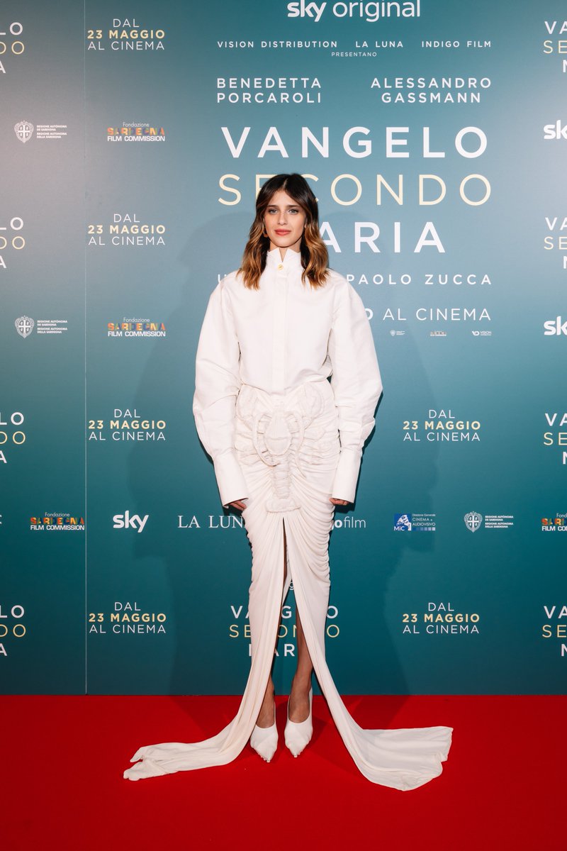 #BenedettaPorcaroli in #Schiaparelli Ready-To-Wear SS24 by #DanielRoseberry to present her latest film Vangelo Secondo Maria directed by Paolo Zucca. She wore a tuxedo shirt tucked into a fully gathered skirt in ecru jersey decorated with tonal 3D lobster embroidery.