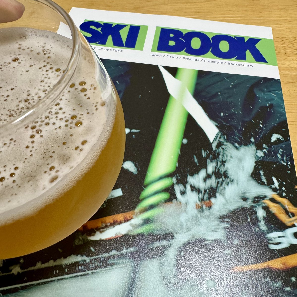BaseBumps's tweet image. 今宵は #オハラズセッションIPA
なぜアルコール低めのを選んだのか？🙈

 お供に昨日届いた #SKIBOOK🐒を舐め回してます🙊シーズンインまであと200日ぐらいですかね？🐒

#steep #session