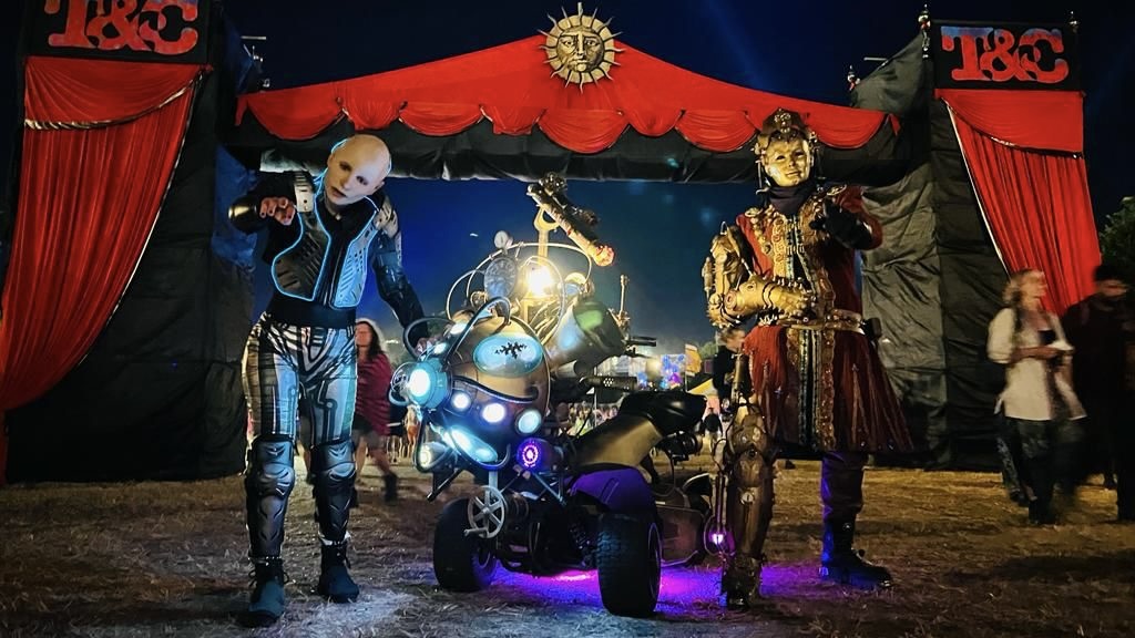 London theatre group @nutkhutuk combines the South Asian experience with British comedic sensibility and eccentricity. Their work includes performance, dance and film and features their “Steampunk Revolutionaries” (featured above) created with #NationalLottery funding 🎭