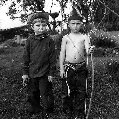 1962 war ich 5 Jahre alt und täglich im Dorf unterwegs. Konnte in jedes Haus oder Hof, Türen waren nicht verschlossen. Wir Kinder waren oft den ganzen Tag unterwegs und kamen erst abends nach Hause. Sorgen brauchten sich unsere Eltern nicht machen. Heute lauern überall Gefahren.