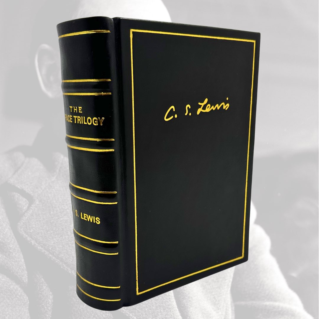 RareBiblio's tweet image. 📓 This exquisite leather-bound book, elegantly crafted in black leather, exudes sophistication and timeless charm. 
#cslewis #cslewisquotes #cslewisbrasil #cslewisbooks #cslewisquote #cslewisespañol #thespacetrilogy #narnia #nárnia #merechristianity #thefourloves #books
