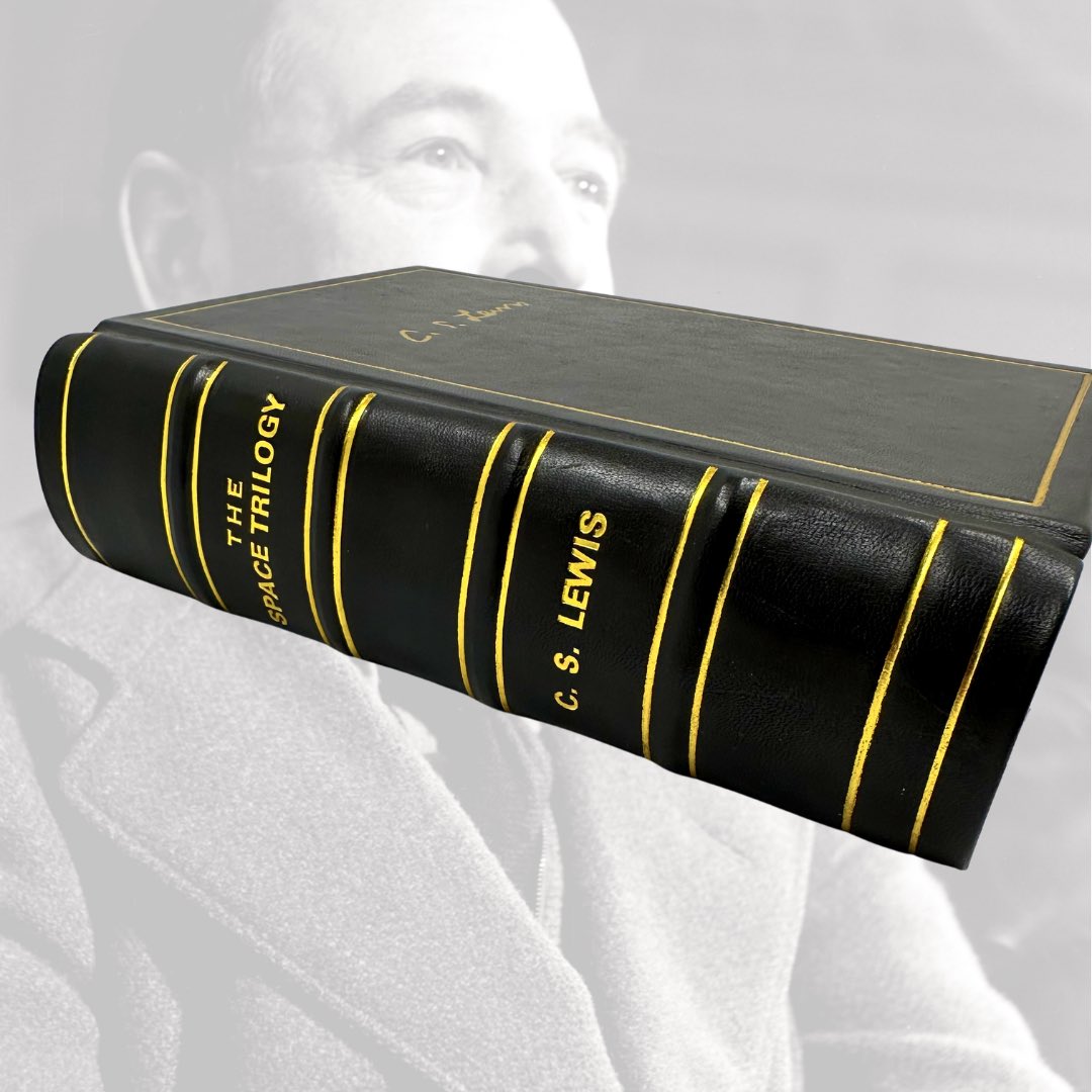 RareBiblio's tweet image. 📓 This exquisite leather-bound book, elegantly crafted in black leather, exudes sophistication and timeless charm. 
#cslewis #cslewisquotes #cslewisbrasil #cslewisbooks #cslewisquote #cslewisespañol #thespacetrilogy #narnia #nárnia #merechristianity #thefourloves #books