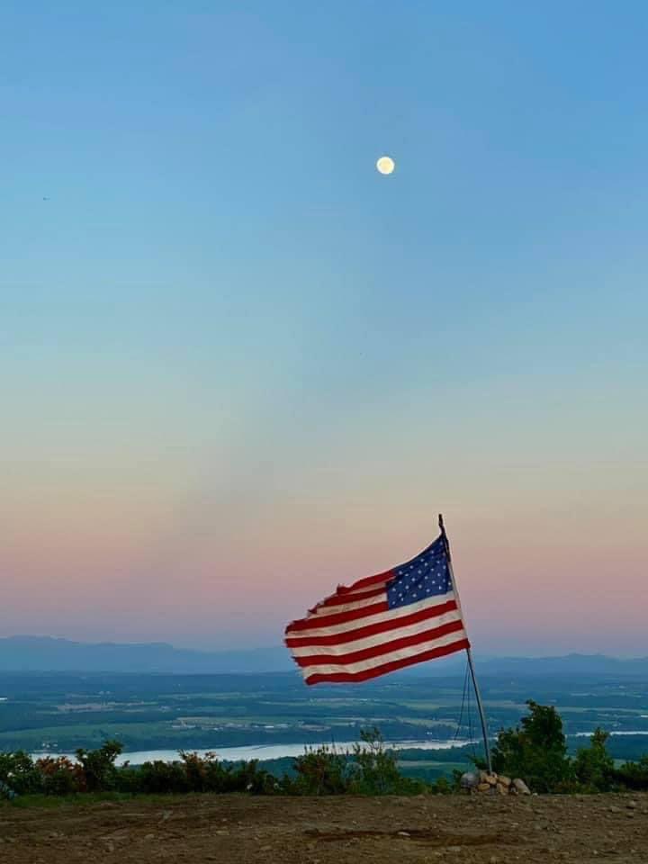 'One day does not seem like enough to thank all those who've sacrificed so much.'

📍 Coot Hill, Big Hollow
📷 Fran Christian Armitage

#MemorialDay #Adirondacks