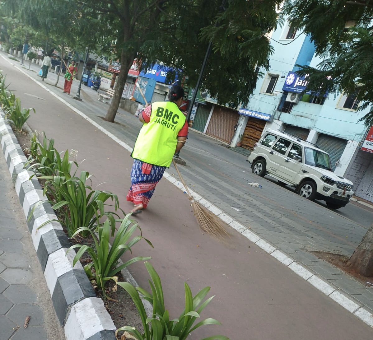 Efforts to maintain the cleanliness of our city are in full swing with ongoing road sweeping initiatives.
#CleanCity #BhubaneswarFirst