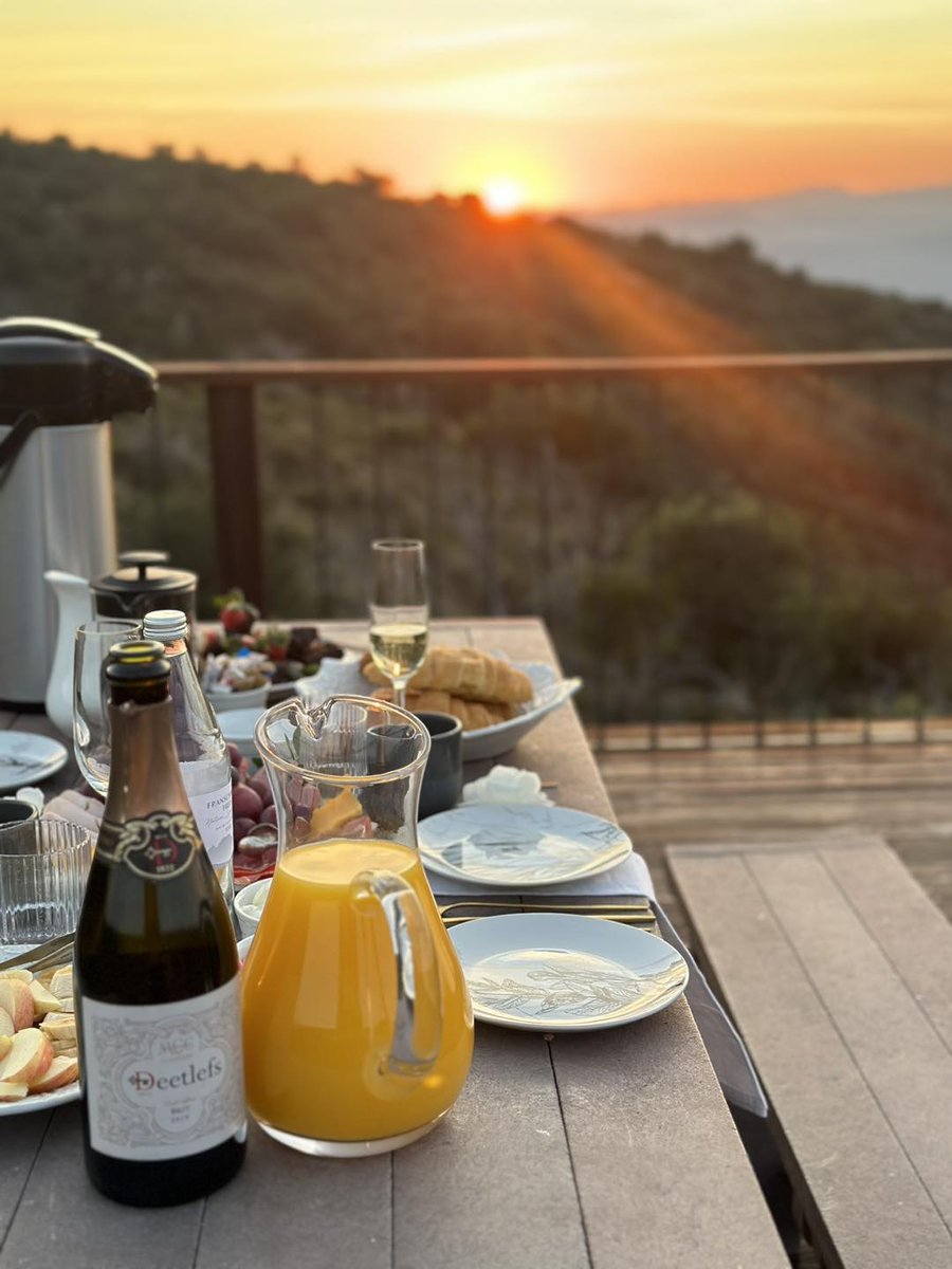 Breakfast with a view at the #ValleyOfDesolation 📷The Coldstream Restaurant #CamdebooNationalPark #LiveYourWild @SANParks