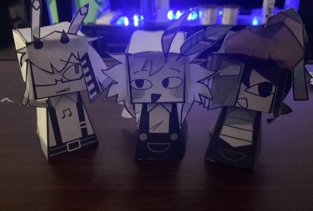 No FPE art today…But I was bored so I made papercrafts of my comfort characters :3

#fundamentalpapereducation #misterDemi #missSasha #Engel