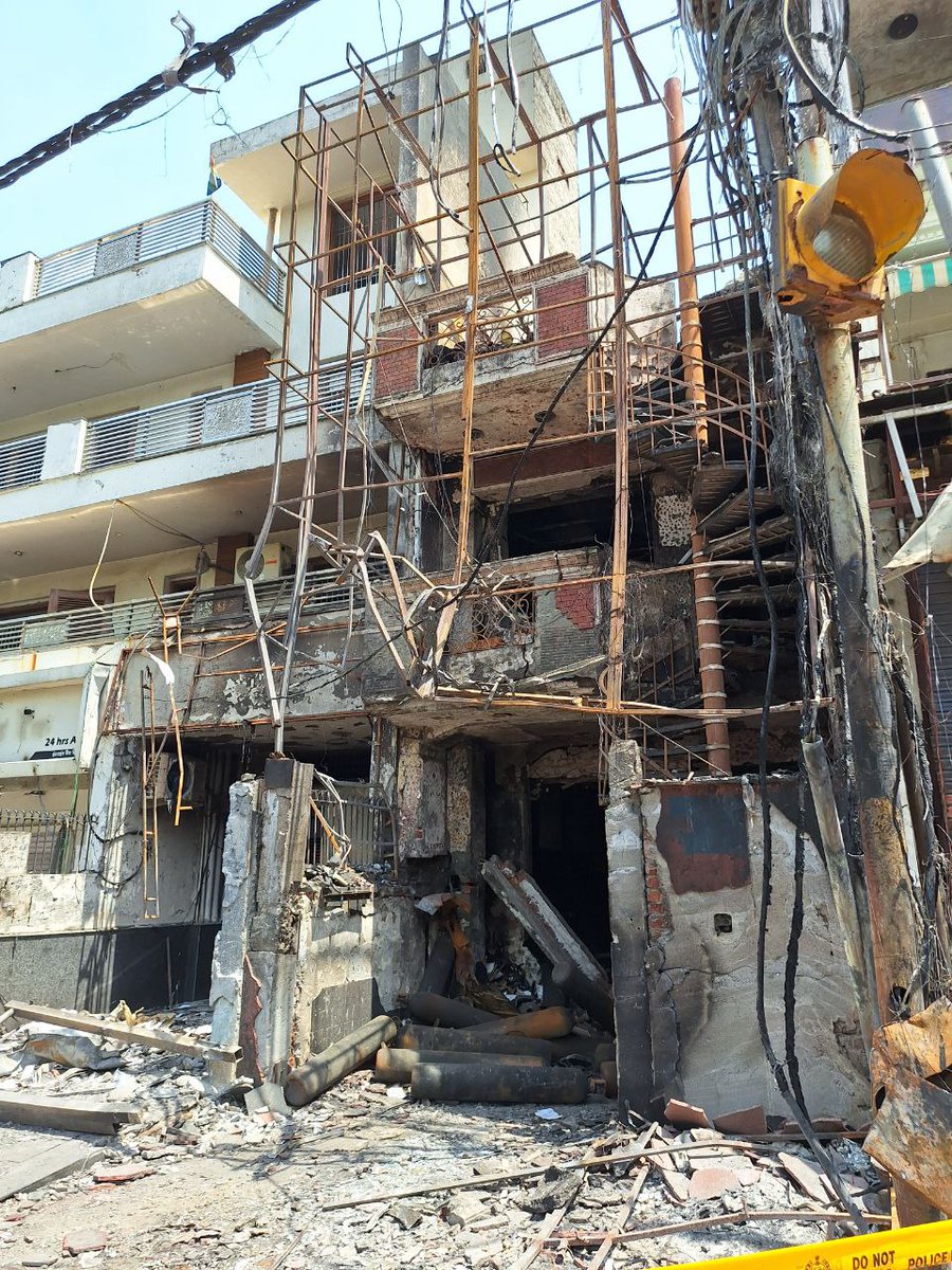 shivangi441's tweet photo. Let me dissect the Baby Care health centre tragedy here based upon evidence and facts in 5 points:
1. Oxygen Cylinders used to be refilled daily at the hospital. Despite several complaints made by RWA president Anand Goyal and parshad Pankaj Luthra. https://t.co/BajDqegaNH