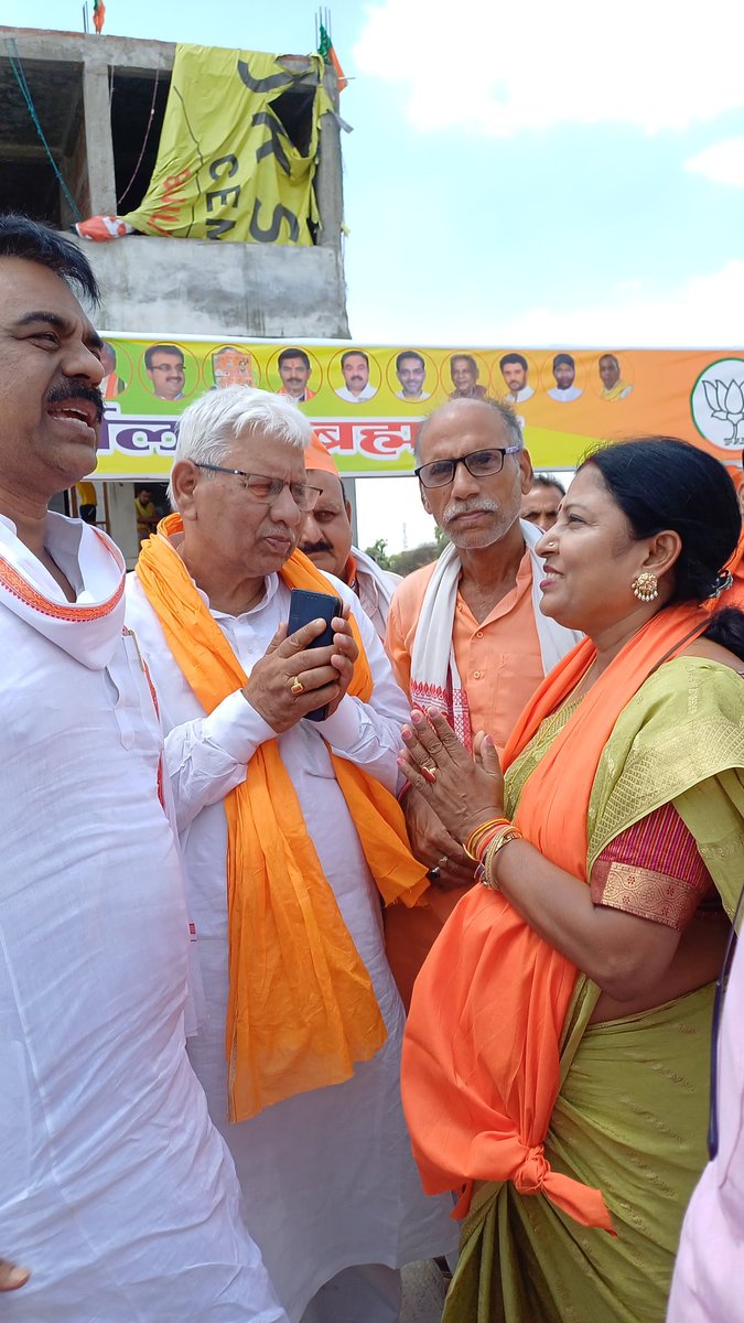 DharmshilaBJP12's tweet image. बक्सर की जन-जन की पुकार!
 फिर एक बार मोदी सरकार!
बक्सर लोकसभा क्षेत्र के अंतर्गत ब्रह्मपुर विधानसभा के प्रधान कार्यालय में देव तुल्य कार्यकर्ता के साथ संवाद कर एनडीए समर्थित उम्मीदवार श्री Mithilesh Kumar Tiwari  जी के समर्थन में वोट मांगने के लिए आह्वान किए। 
#MyFirstVoteForModi