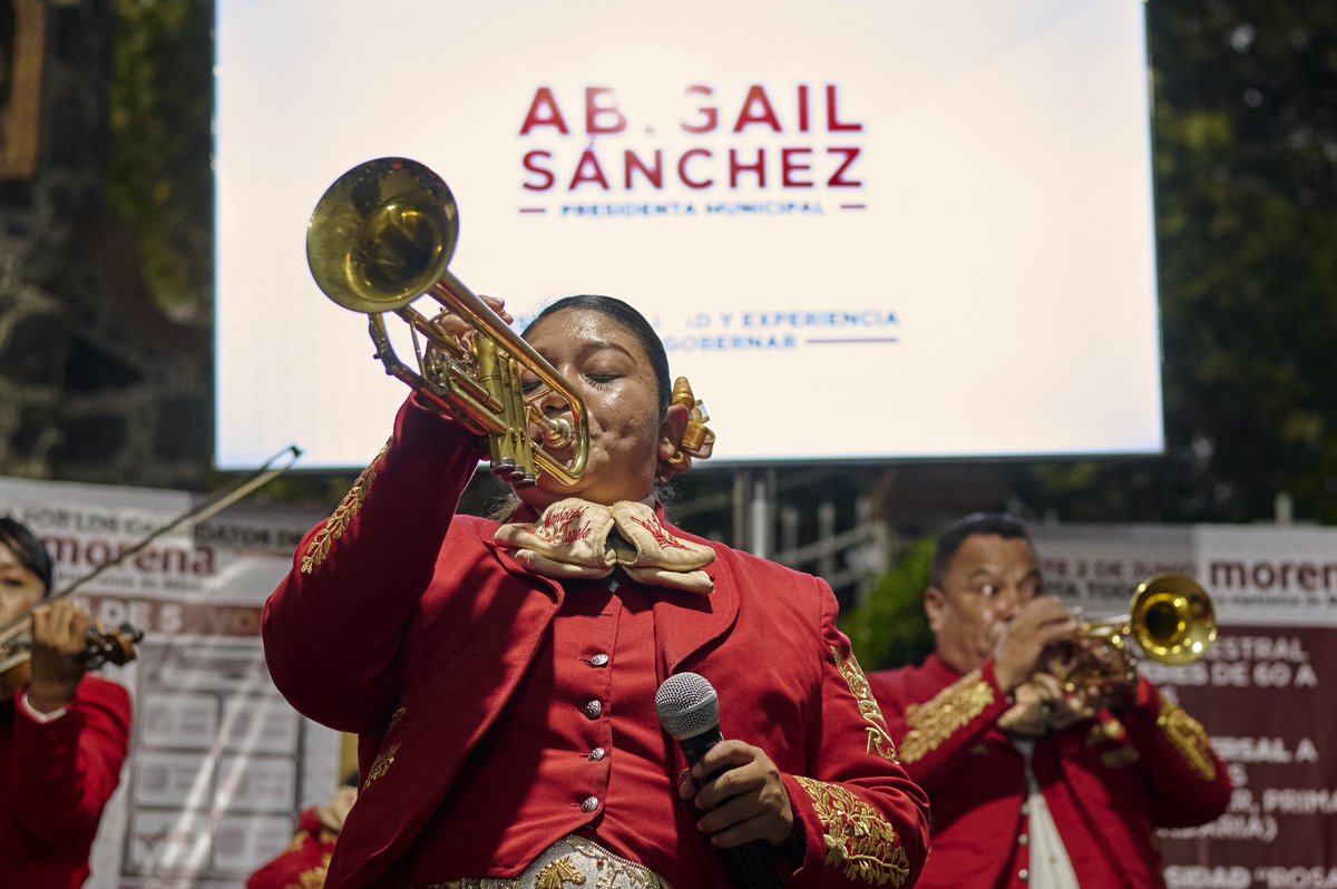 MGChalco's tweet photo. La música de #Mariachi llena el alma, por eso me fui contento de #Tlapala con el corazón desbordado, en el cierre de campaña.

Aquí es #TerritorioMorena y ¡vamos a ganar! la #DiputaciónLocal 

#MiguelGutiérrez 
#CapacidadParaLegislar https://t.co/8dxQvPIPaW