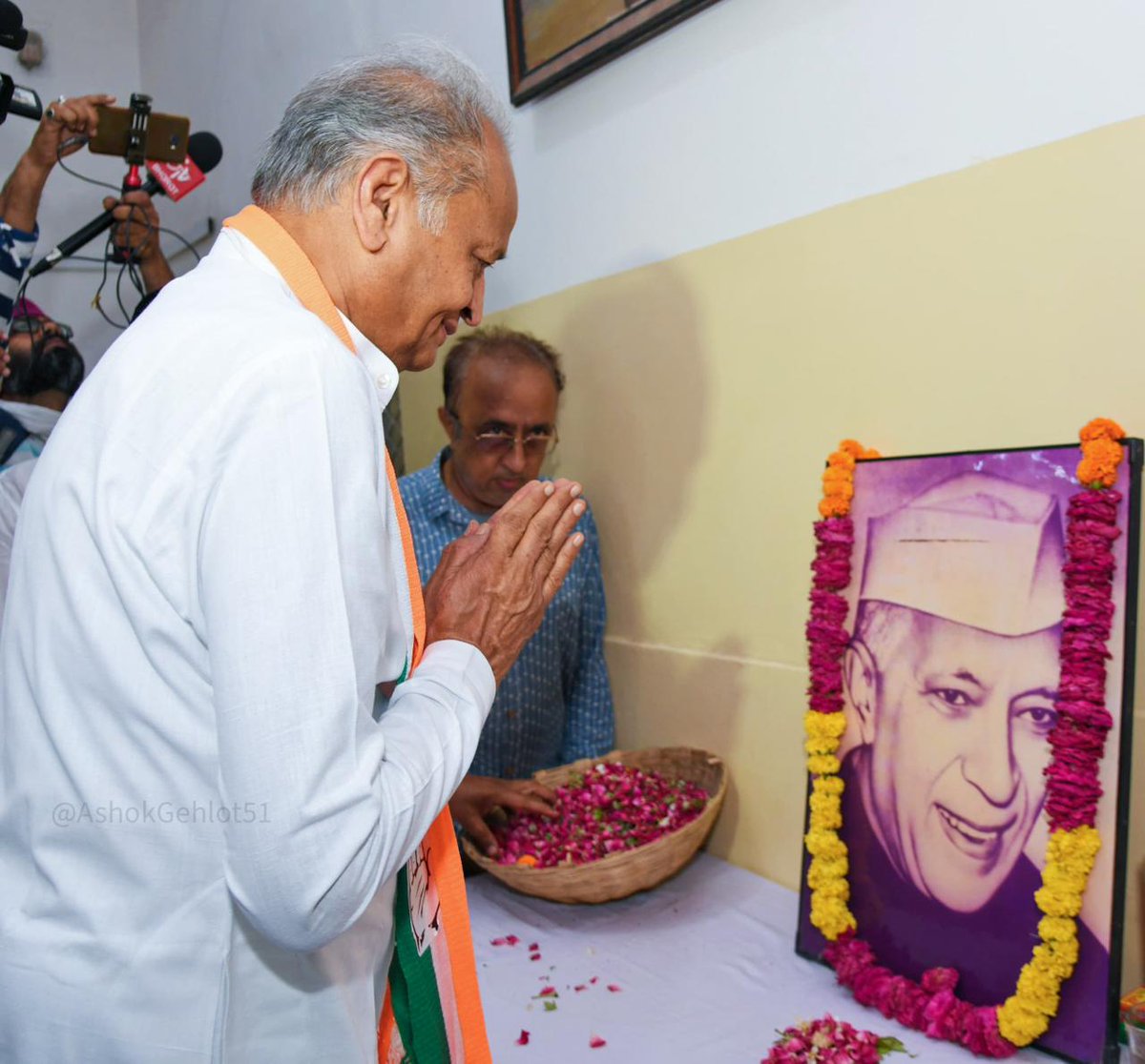 आज राजस्थान कांग्रेस मुख्यालय में प्रथम प्रधानमंत्री पं. जवाहरलाल नेहरू जी की पुण्यतिथि के अवसर पर उन्हें श्रद्धांजलि दी। स्वतंत्रता संग्राम, शांति स्थापना, आधुनिक भारत के निर्माण में आपके योगदान का देश कृतज्ञ है।