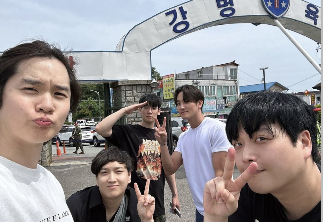 trulybobbys's tweet photo. all iKON manager send chanwoo to the military camp and doin a group hug🥹🥹🥹 their bond! https://t.co/6lzRC6u5su