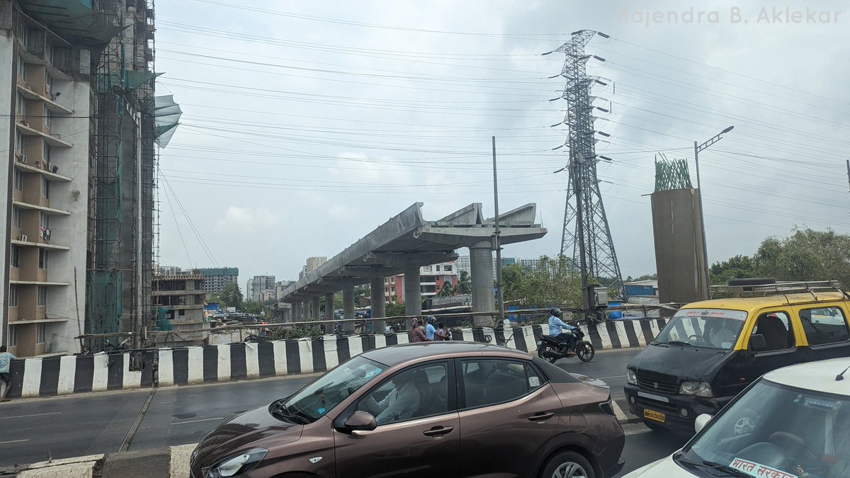 Mumbai Metro Yellow Line 2B over the Eastern Express Highway at Kurla east.