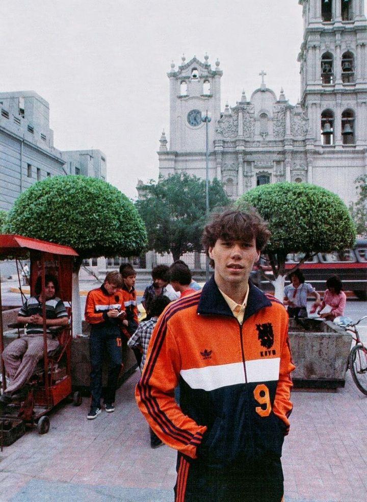 HumbertoGarxia_'s tweet photo. Marco van Basten posa frente a la Catredral de Monterrey en 1983. https://t.co/RQHxyqNRZk