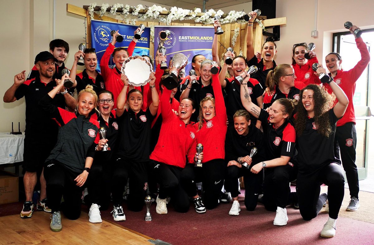 LincolnUtdWFC's tweet photo. 𝑯𝑨𝑽𝑬 𝒀𝑶𝑼 𝑬𝑽𝑬𝑹 𝑾𝑶𝑵 𝑻𝑯𝑬 𝑻𝑹𝑬𝑩𝑳𝑬

🏆🤍

Yesterday we picked up the league cup trophy as well as picking up the league trophy as well at the presentation evening! 

#TheWhites https://t.co/bfL1SvO5IL