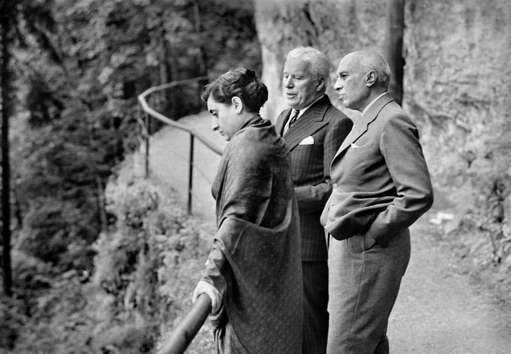 (1953) Indira Gandhi, Charlie Chaplin and Jawaharlal Nehru in Bürgenstock, Switzerland.