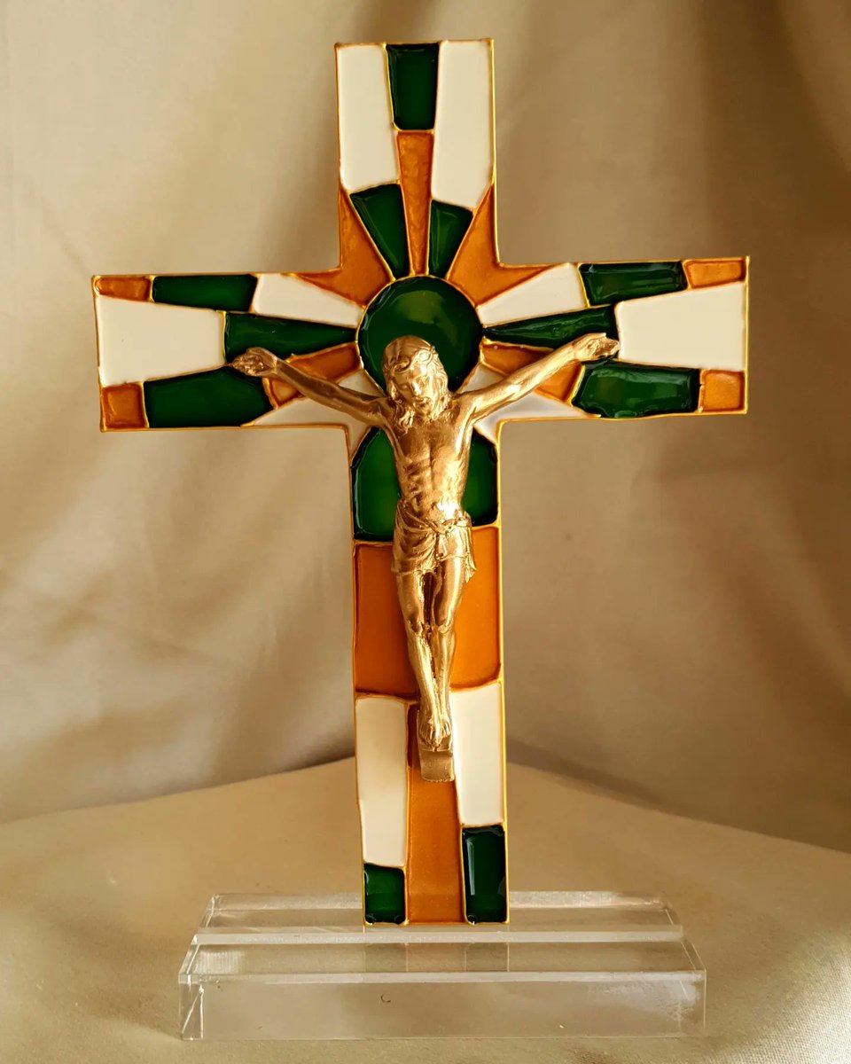 Vitrail plexi cross 22x12cm
 'vitrail' on plexiglass base
Cross plexiglass/ base plexiglass 
handmade

FOR ANY INFO CONTACT US ON +9613049055 or DM 
#vitrail #stainedglass #communion #1stcommunion #souvenir #religiousitems #MWZGHEIB #MW #mwzgheibsarl  #handmade #handmade #pebeo