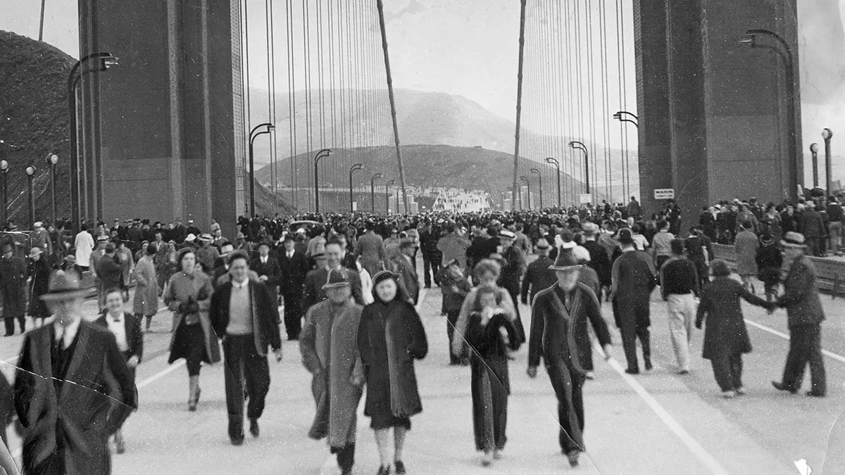 27 maggio 1937 Viene inaugurato il Golden Gate Bridge, lo spettacolare ponte che sovrasta lo stretto tra l'Oceano Pacifico e la Baia di San Francisco