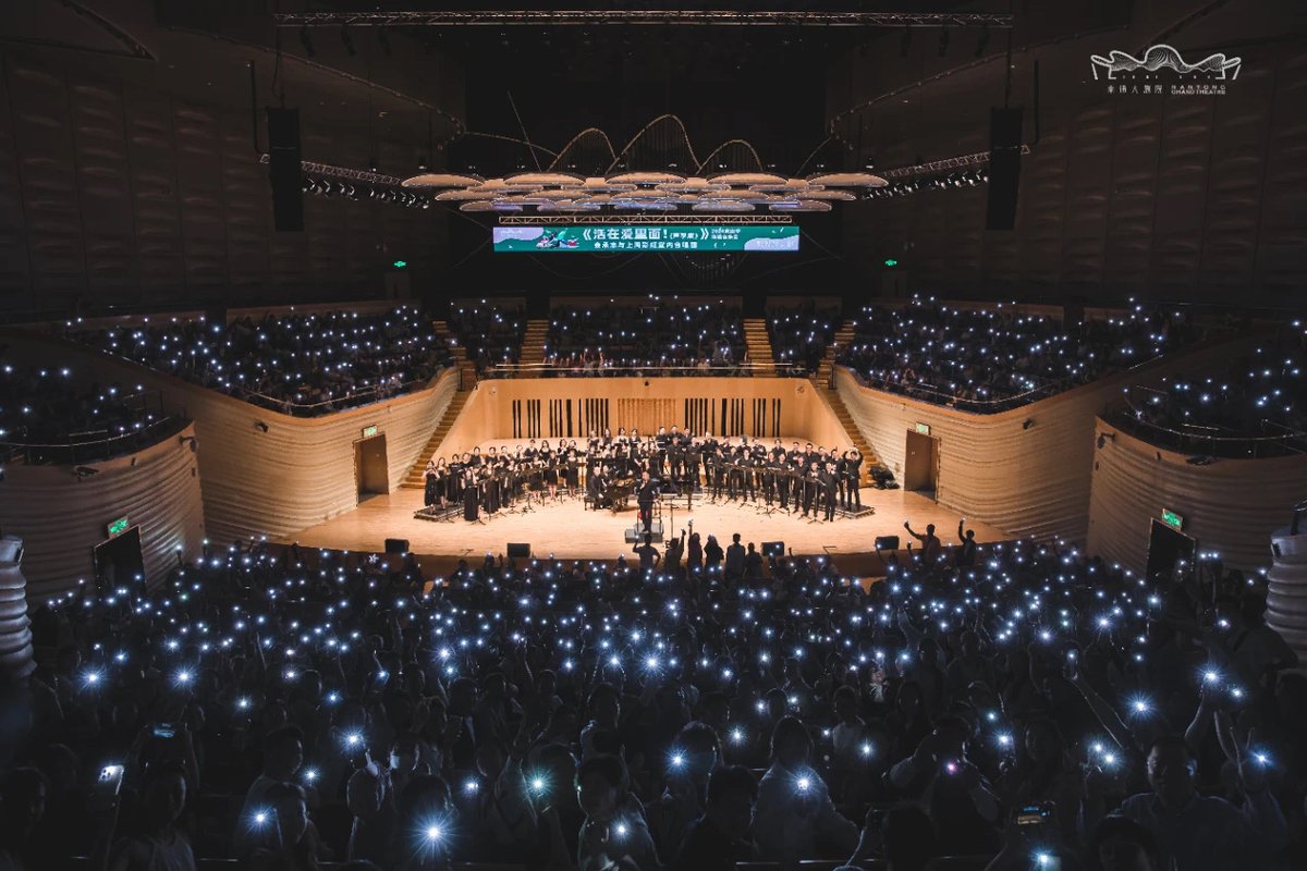 🥳Jin Chengzhi and Shanghai Rainbow Chamber Choir had a successful debut performance in #Chongchuan, Nantong. Coinciding with the third anniversary of Nantong Grand Theater, the theater also prepared numerous commemorative gifts for the audience who attended the performance.