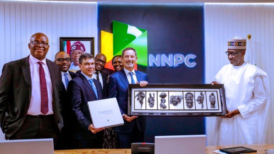 So something huge is happening in the oil and gas sector. I don’t know why it has been under the radar. NUPRC executives hosted a delegation from the Schlumberger global oil firm led by its President, Olivier Le Peuch, where both parties discussed developing Nigeria’s frontier