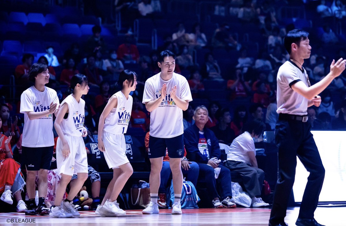 奥能登の中学生が #森井健太 選手 #松崎裕樹 選手らと「With能登 SPECIAL GAME」に参加⛹️✨
森井選手はGAME後「皆さんの諦めないプレーに沢山の方々が心を打たれたと思うので、これからも自信を持ってバスケットボールを楽しんでほしい」と話しました。
#日本生命Bリーグファイナル #BHope @b_corsairs