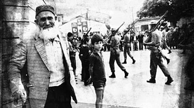 #ÇorumuUnutma

27 Mayıs 1980 #ÇorumKatliamı’nda 'Ulukavak Mahallesi’nde yaşayan Alevi dedesi Veli Solmaz ve yanındaki arkadaşı mahalle fırınında yakılarak öldürüldü. Resmi rakamlara göre 57 kişinin öldü(rüldü), yüzlerce insan yaralandı, ev ve iş yeri yağmalandı

#corumkatliami