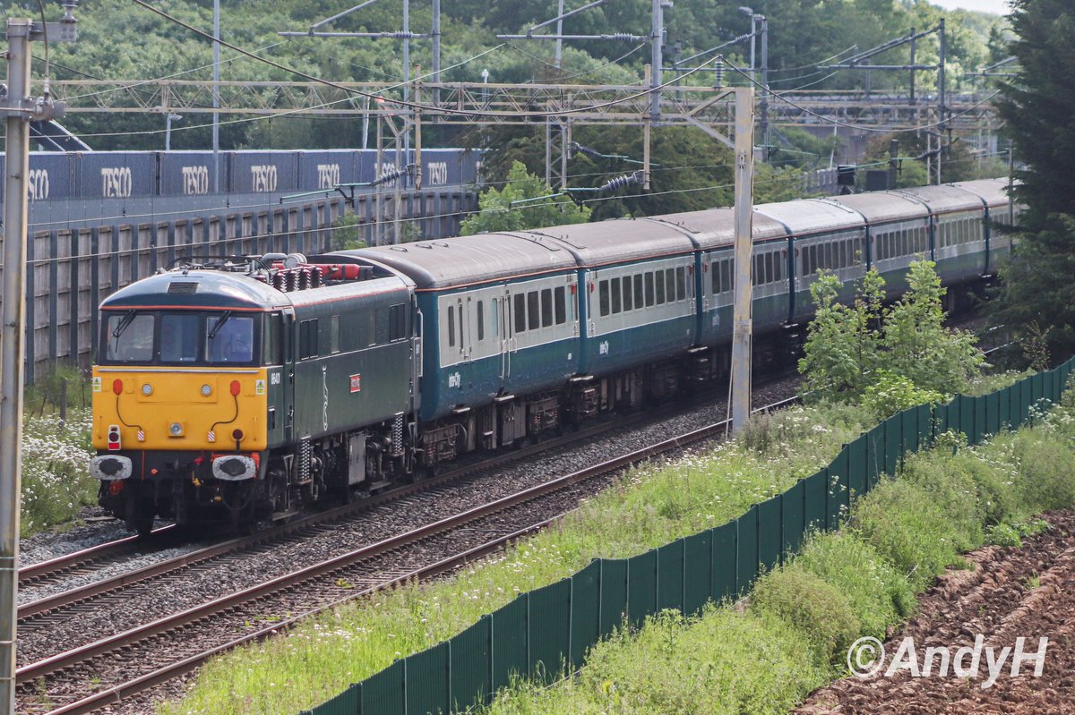 #ElectricMonday The going away shot of 1Z84 08.41 Manchester Piccadilly to Wembley Central MCFC footex on Saturday morning with @westcoastrail 86401 'Mons Meg' on the rear of the gorgeous blue & grey mk2 aircons passing the Tesco railhead & distribution centre at #DIRFT. 25/5/24