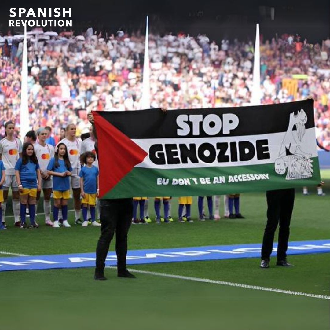 Es la imagen del fin de semana. 'Alto al genocidio' en la final de la Liga de Campeones Femenina de la UEFA entre el FC Barcelona y el Olympique Lyon en Bilbao. No nos vamos a cansar de repetirlo: Alto el fuego YA.