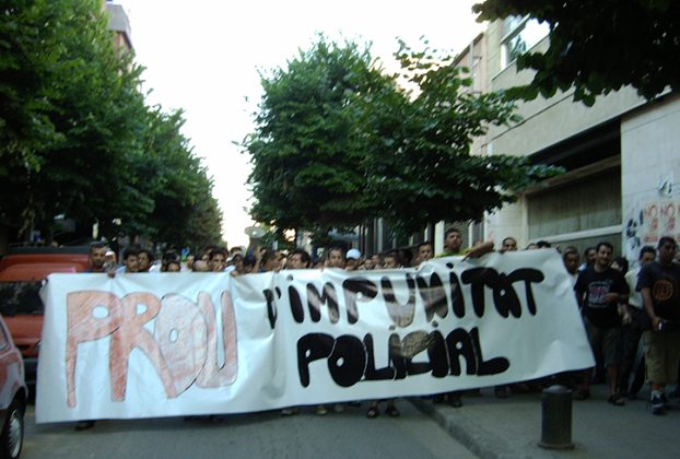 La mort de Farid Bendaued

Avui, fa vint anys que Farid Bendaued va morir del tret d’un mosso d’esquadra a casa seva al #Fondo, quan els mateixos mossos el van despertar. Bé, al judici les coses van anar una muca diferent.

Llegeix aquí ➡️infograma.cat/la-mort-de-far…