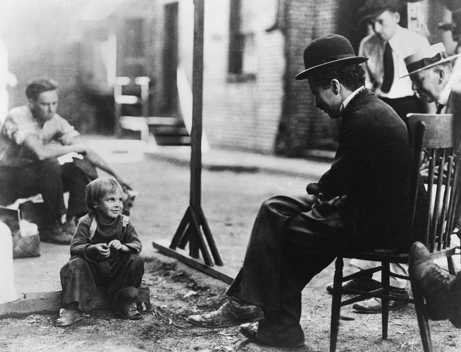 .@FredOL69007 #PhotodeTournageFilmCulte Charlie Chaplin et Jackie Coogan sur le tournage du Film Le Kid