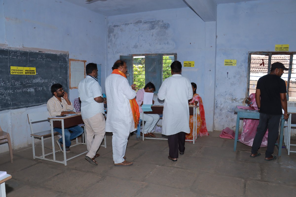 BJP4Telangana's tweet photo. వరంగల్ జిల్లా పరకాల పోలింగ్ కేంద్రాన్ని సందర్శించి ఎన్నికల ఏర్పాట్లు పరిశీలించిన వరంగల్,ఖమ్మం,నల్లగొండ బిజెపి ఎమ్మెల్సీ అభ్యర్థి శ్రీ @GujjulaPremend2 గారు
#GPR4MLC #GraduatesMLC #Vote4GujjulaPremender https://t.co/jpuQvpd0Jv