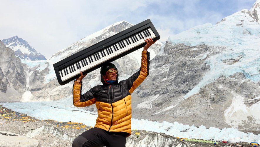 🎹 Un cadurcien joue du piano devant l’Everest. Autodidacte, Nicolas Constant a appris le piano seul. Il a gravi la montagne jusqu’au camp de base avec son instrument sur le dos. Il a joué pendant 1h. Un rêve de gosse alors qu’il vient de fêter ses 30 ans. Bon lundi #mondayvibes