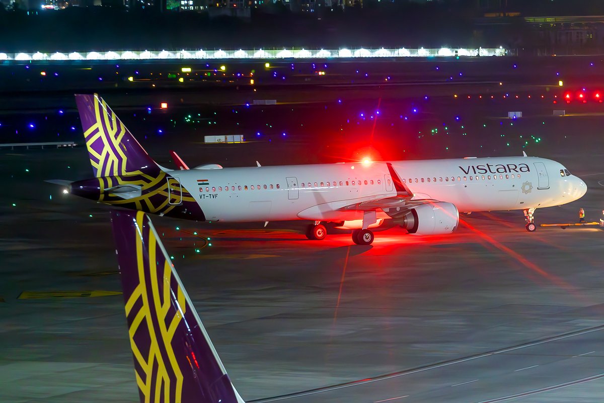 'Two in the frame, Double the charm'. 
@airvistara A321neo at @csmia_official. VT-TVD preparing for its flight as UK255 to AUH, while sister ship VT-TVF pushes back for her flight to Goa as UK843.

#vistara #airvistara #airbus #a321neo #csmia #planespotting #avgeek #aviation