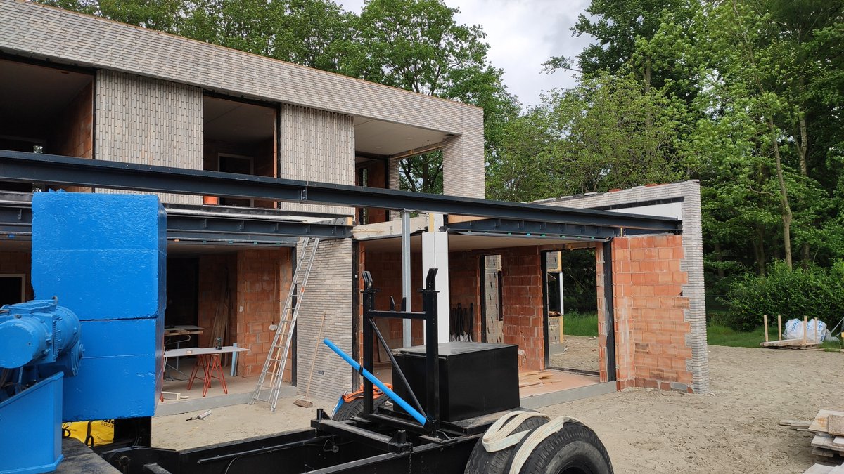 De woning van de familie Brummelhuis in Oldenzaal is 𝐨𝐞𝐭 𝐝𝐞 𝐬𝐭𝐞𝐢𝐠𝐞𝐫. Ineens verscheen er een prachtig staaltje moderne architectuur met fraai metselwerk.
Dit is het project 'van de modderpoel’☔. Lees het hier: warmes.nl/nieuws/oet-de-…. 
🔸🔹