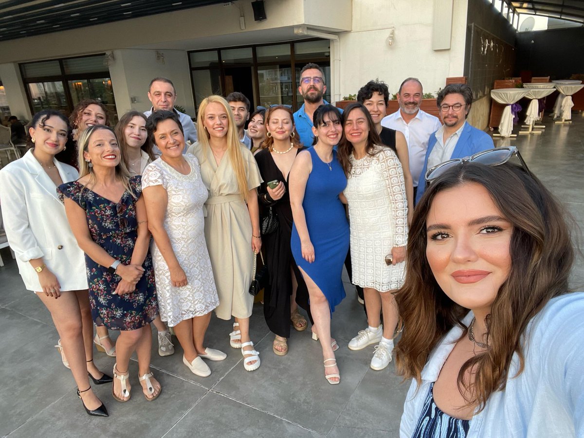 Bölüm öğretim üyelerimiz, öğrencilerimiz ve mezunlarımız Dokuz Eylül Üniversitesi Sosyoloji Bölümü 10. Yıl Kutlama yemeğinde bir araya geldi.